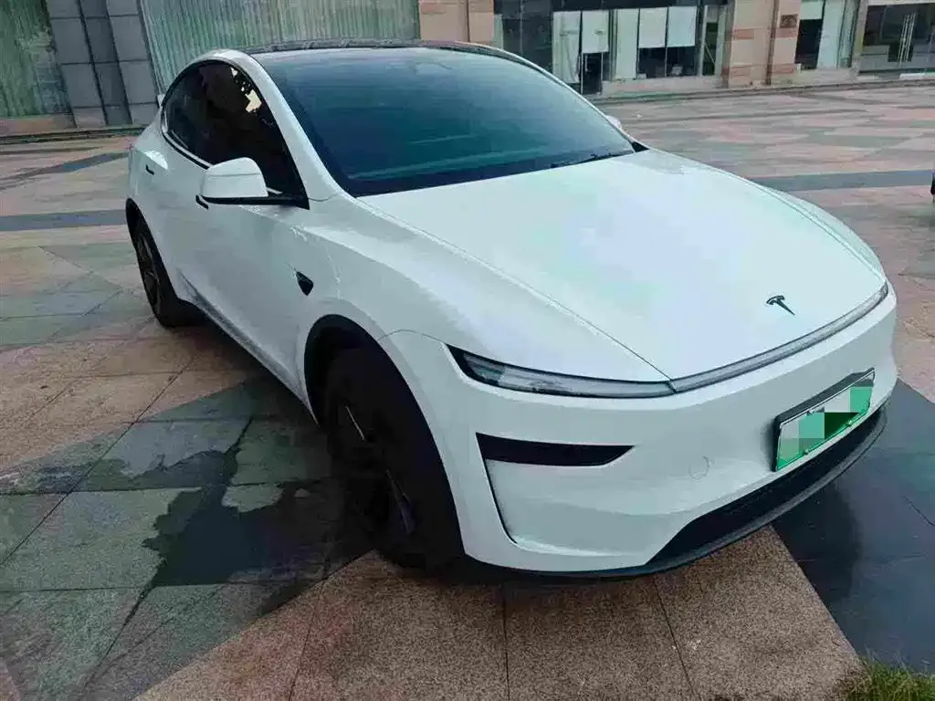 Tesla Model Y — фото 1