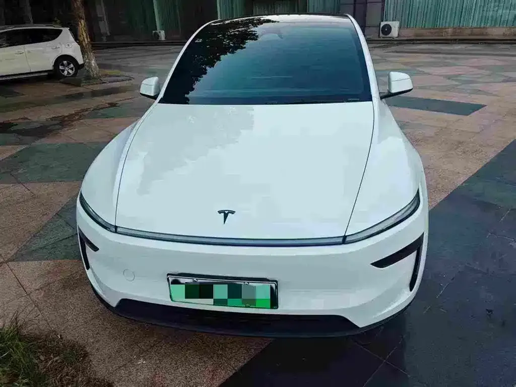 Tesla Model Y — фото 10