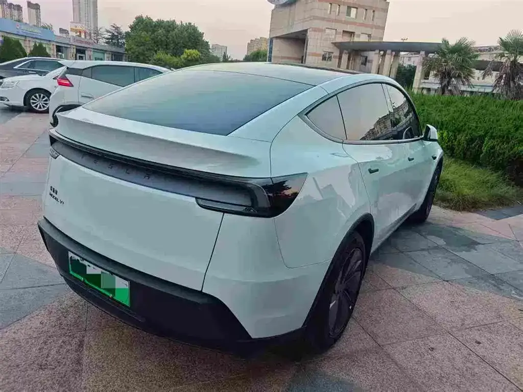 Tesla Model Y — фото 7