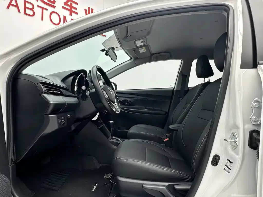 Toyota Yaris L — фото 2