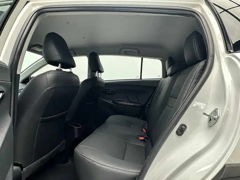 Toyota Yaris L — фото 4