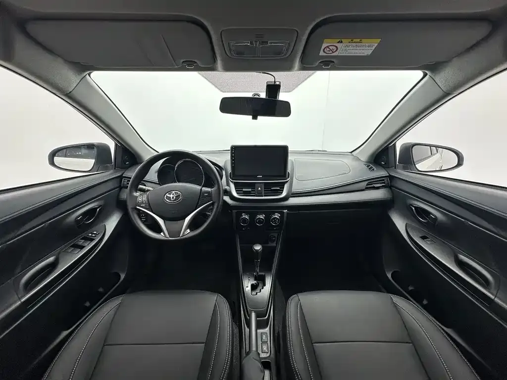 Toyota Yaris L — фото 3