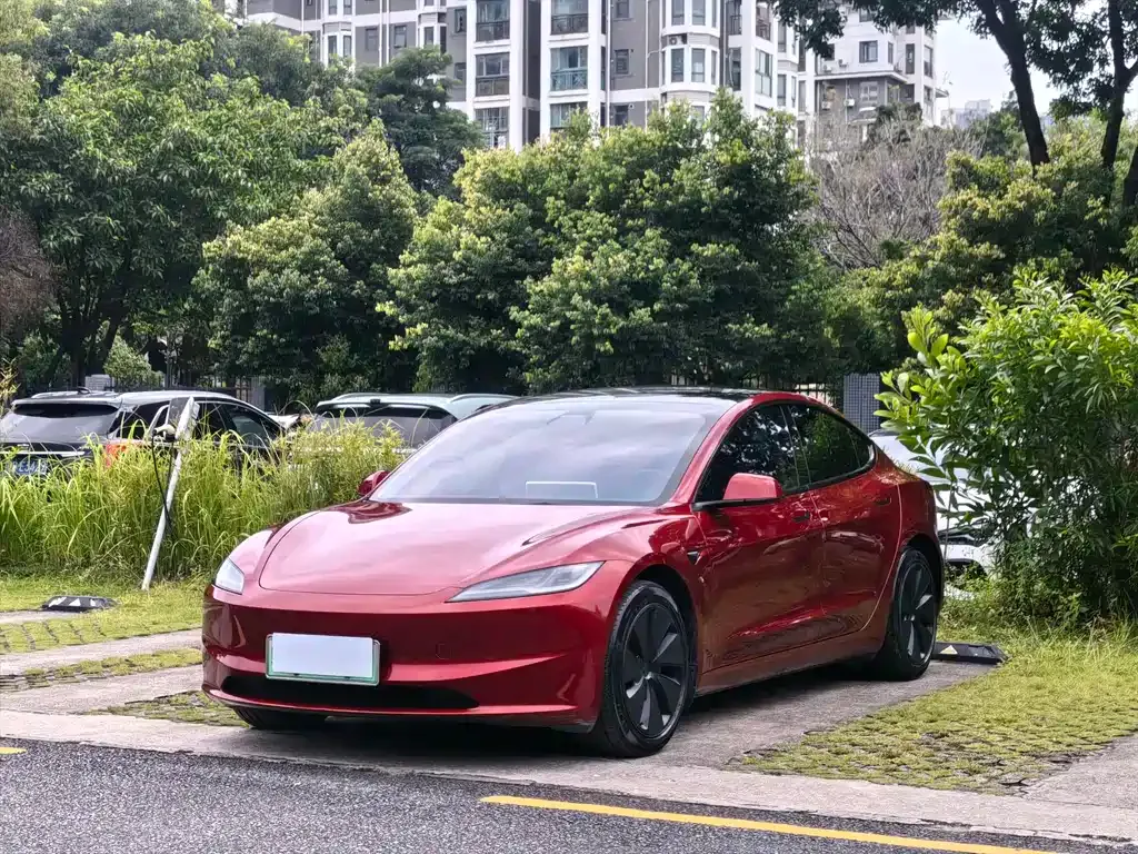 Tesla Model 3 — фото 1