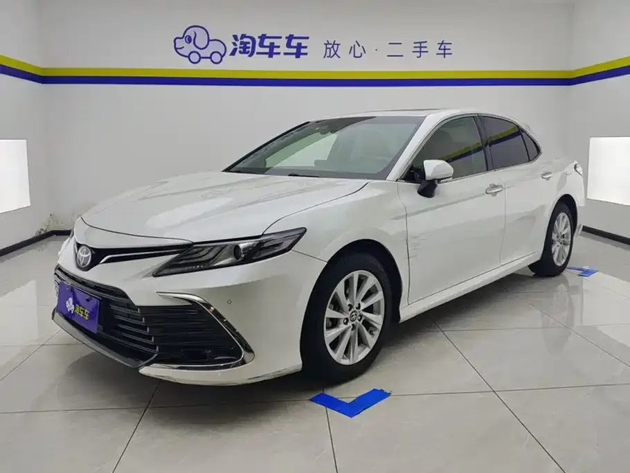 Toyota Camry — фото 1