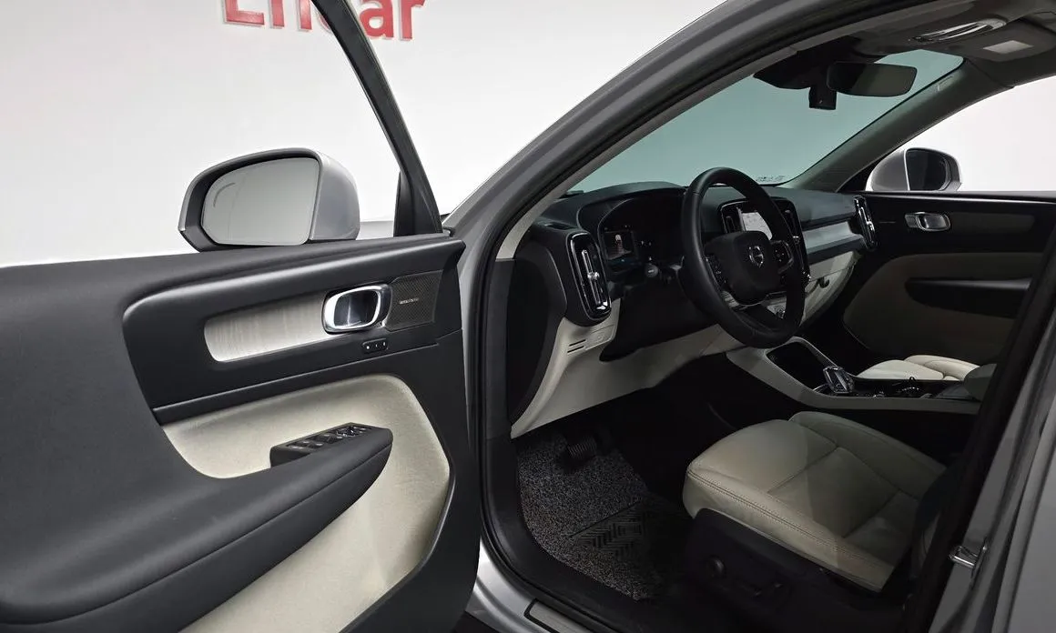 Volvo XC40 — фото 10