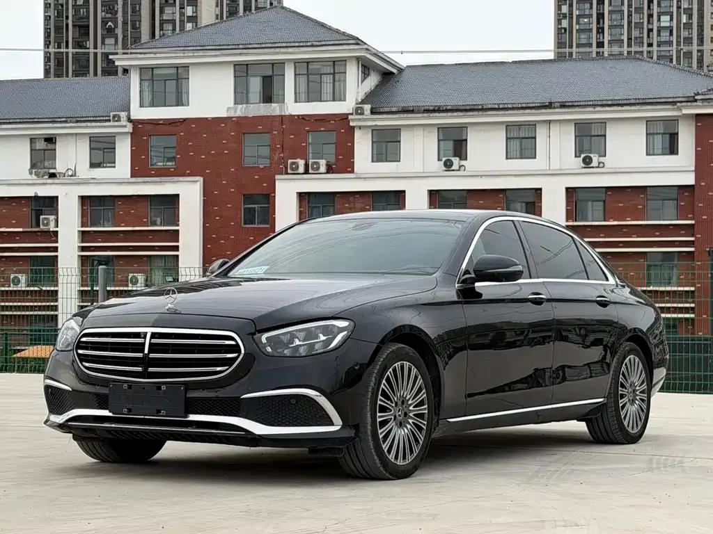 Mercedes-Benz E-Class — фото 1