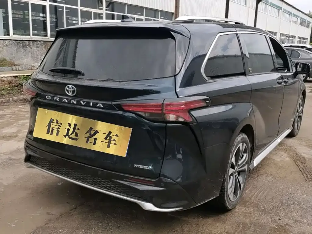 Toyota Granvia — фото 3