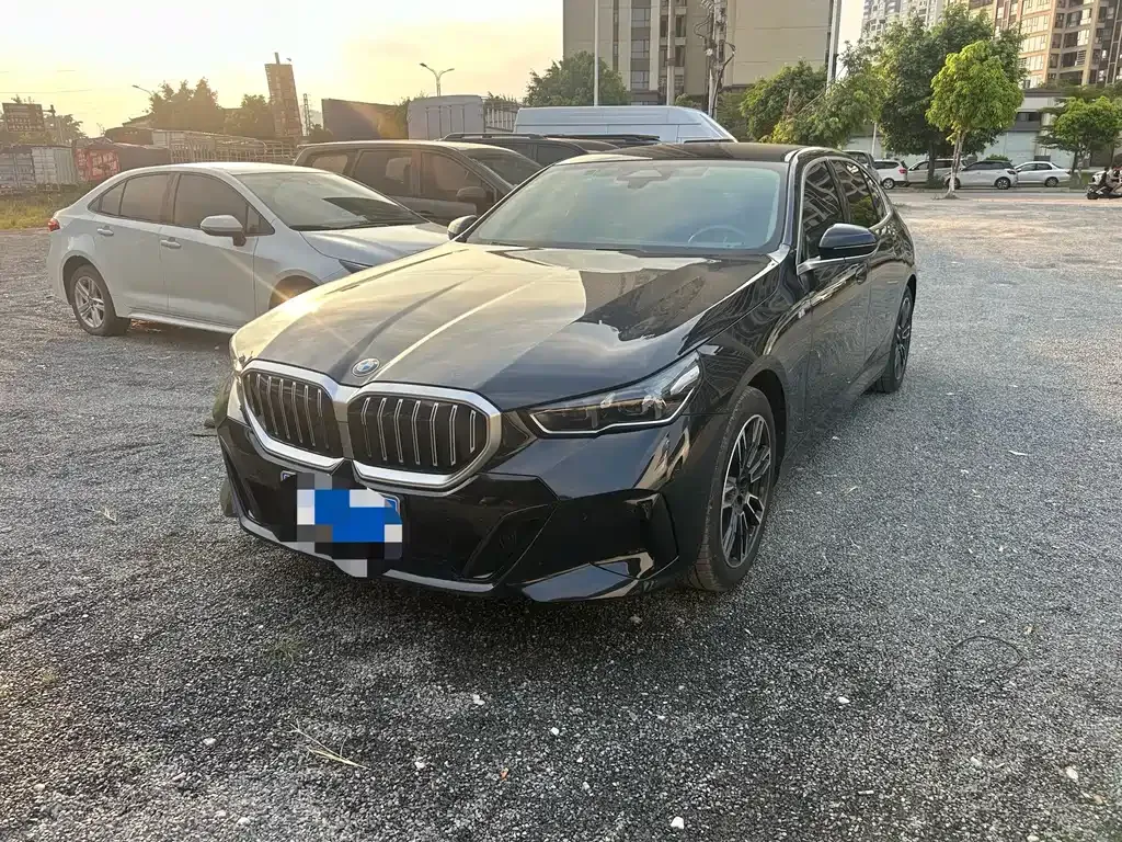 BMW 5 Series — фото 1