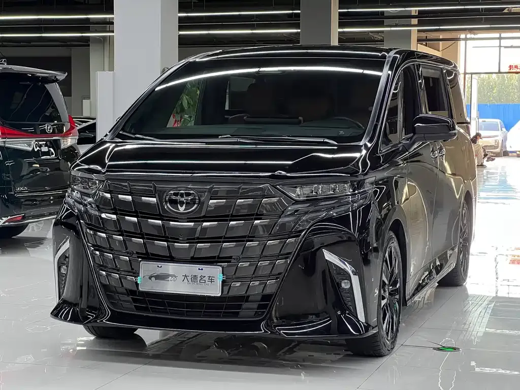 Toyota Alphard — фото 1