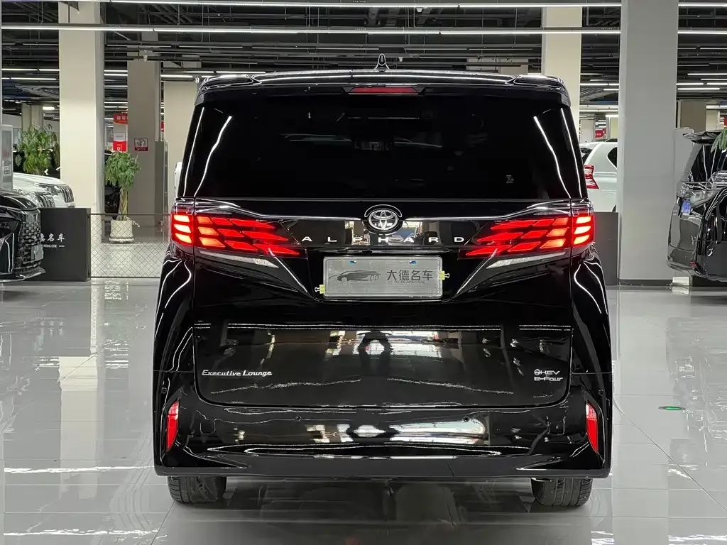 Toyota Alphard — фото 5