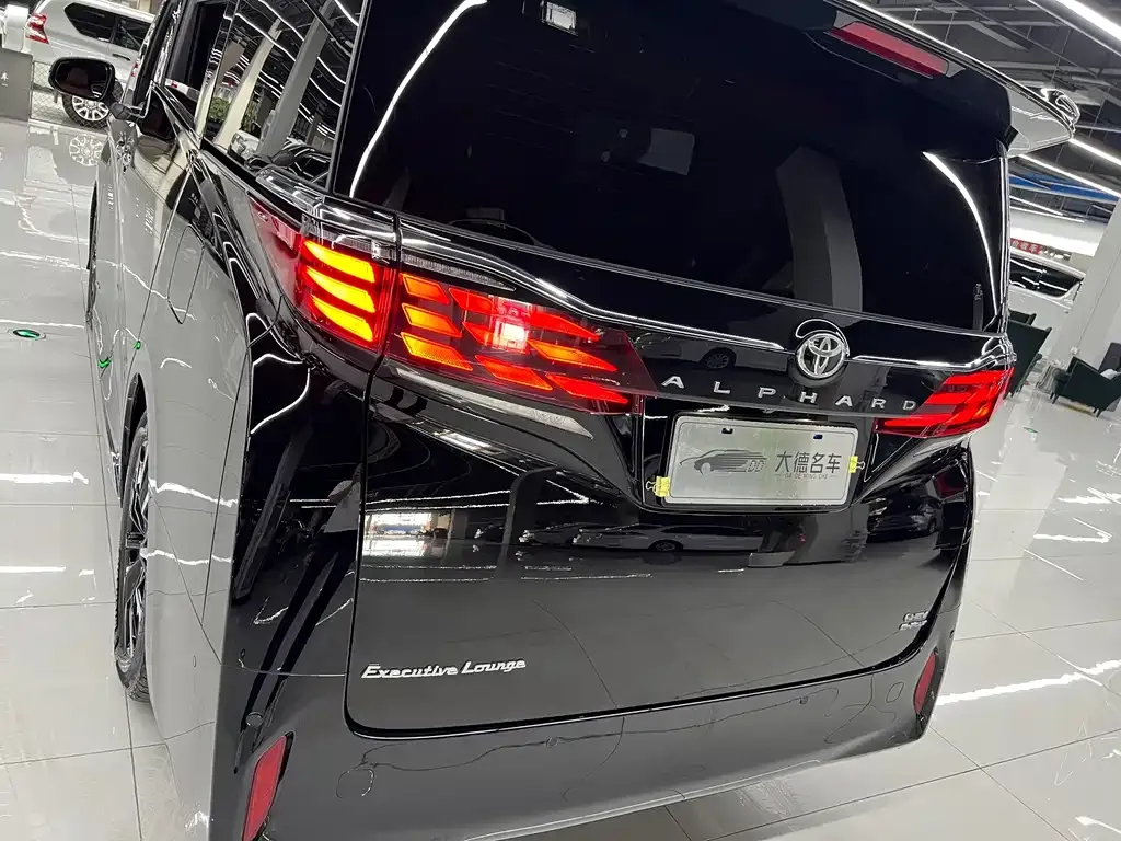 Toyota Alphard — фото 3