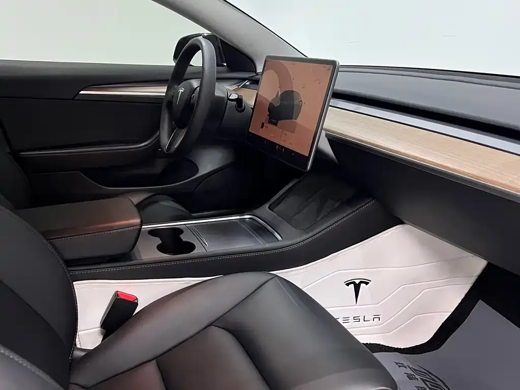 Tesla Model 3 — фото 10