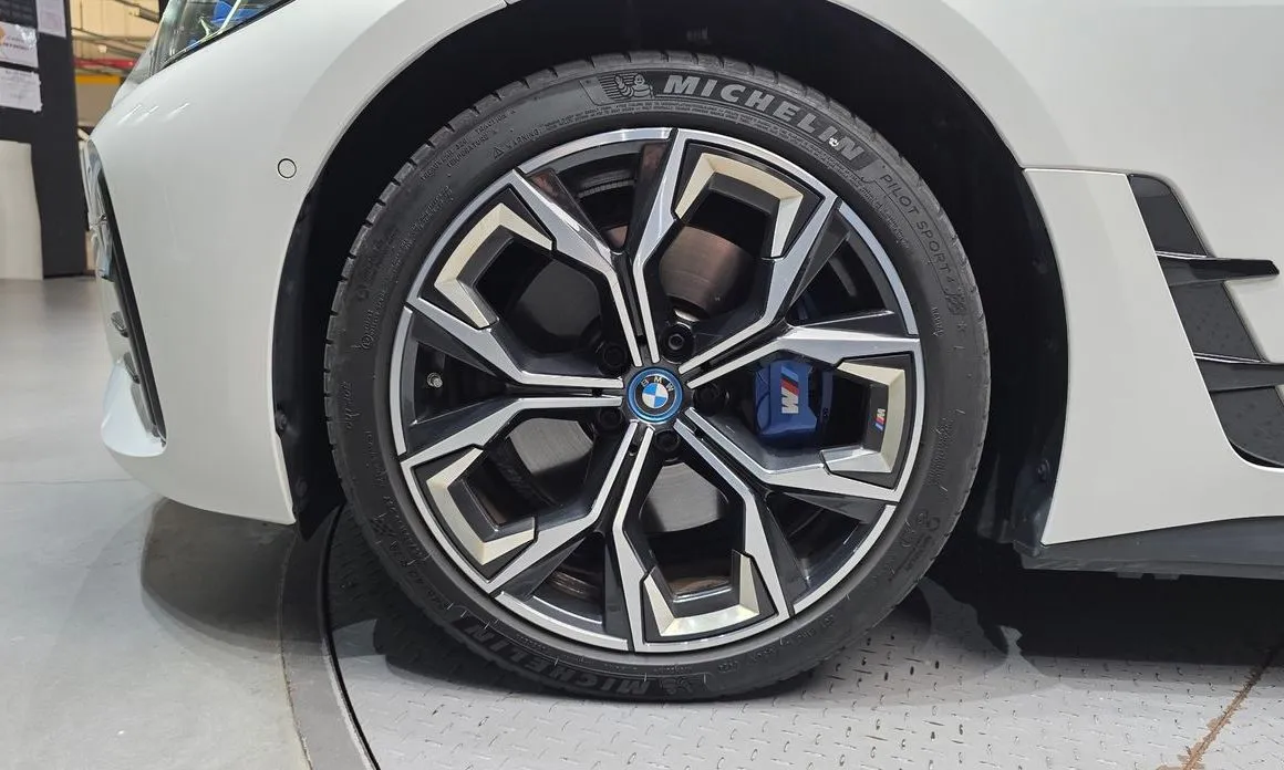 BMW i4 — фото 8