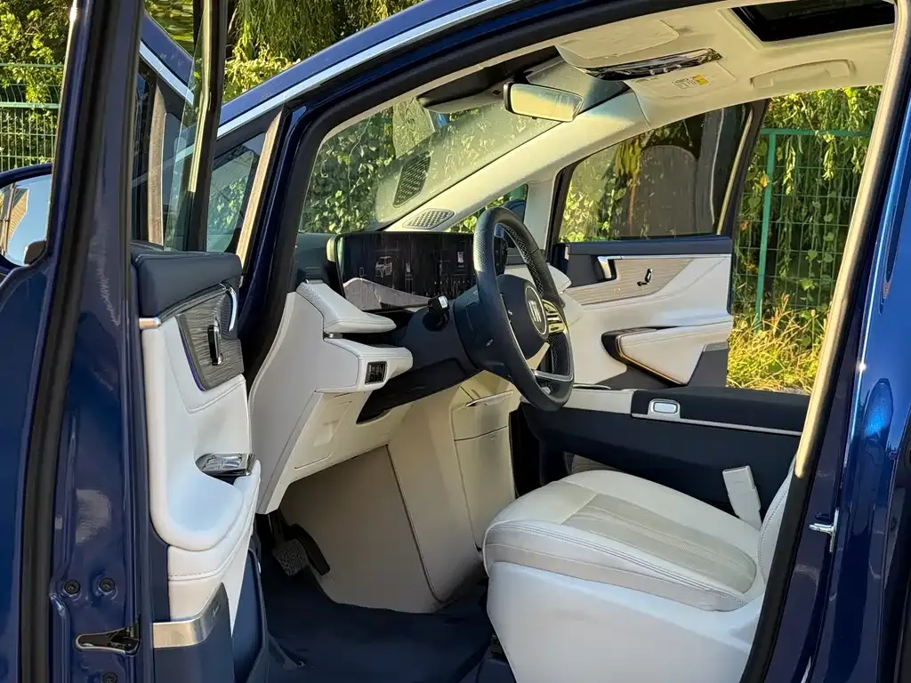 Buick GL8 Hybrid — фото 3
