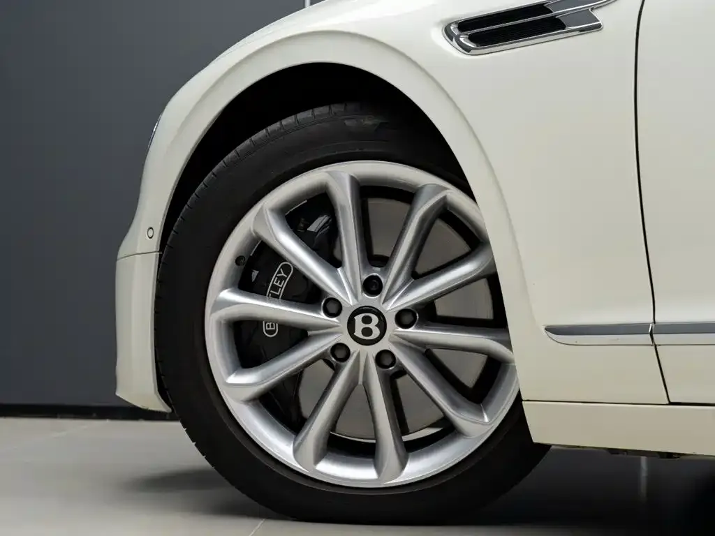 Bentley Flying Spur — фото 10