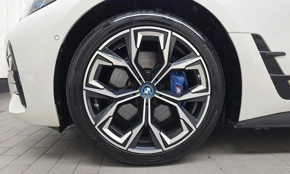 BMW i4 — фото 6