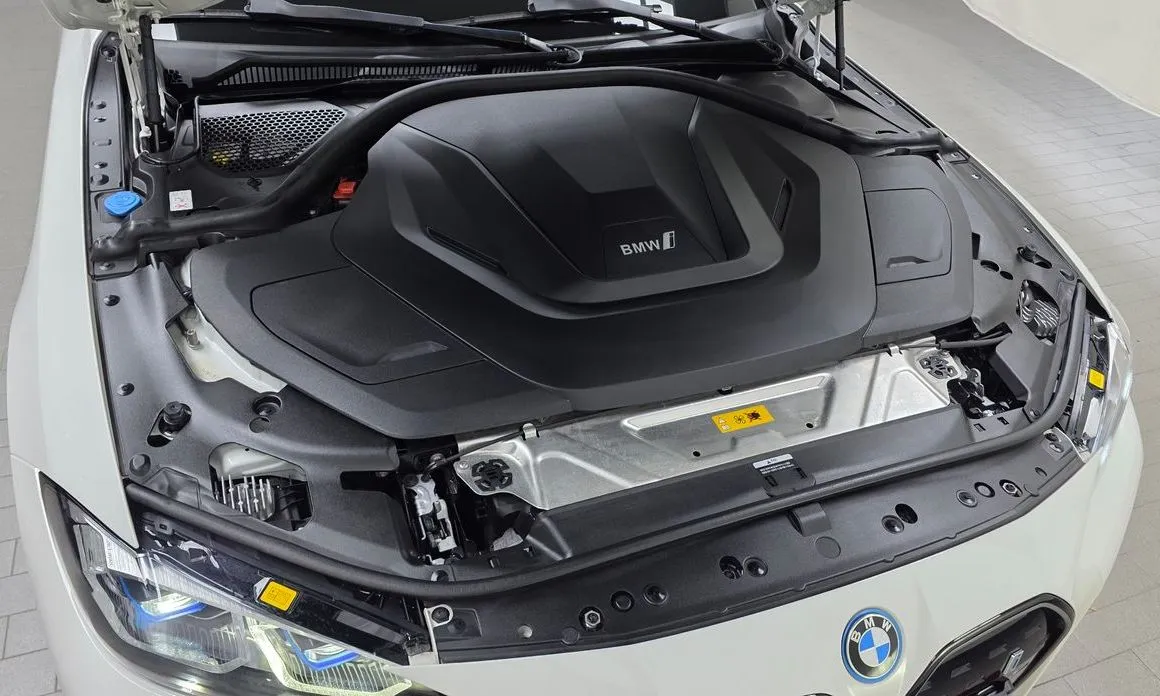 BMW i4 — фото 10