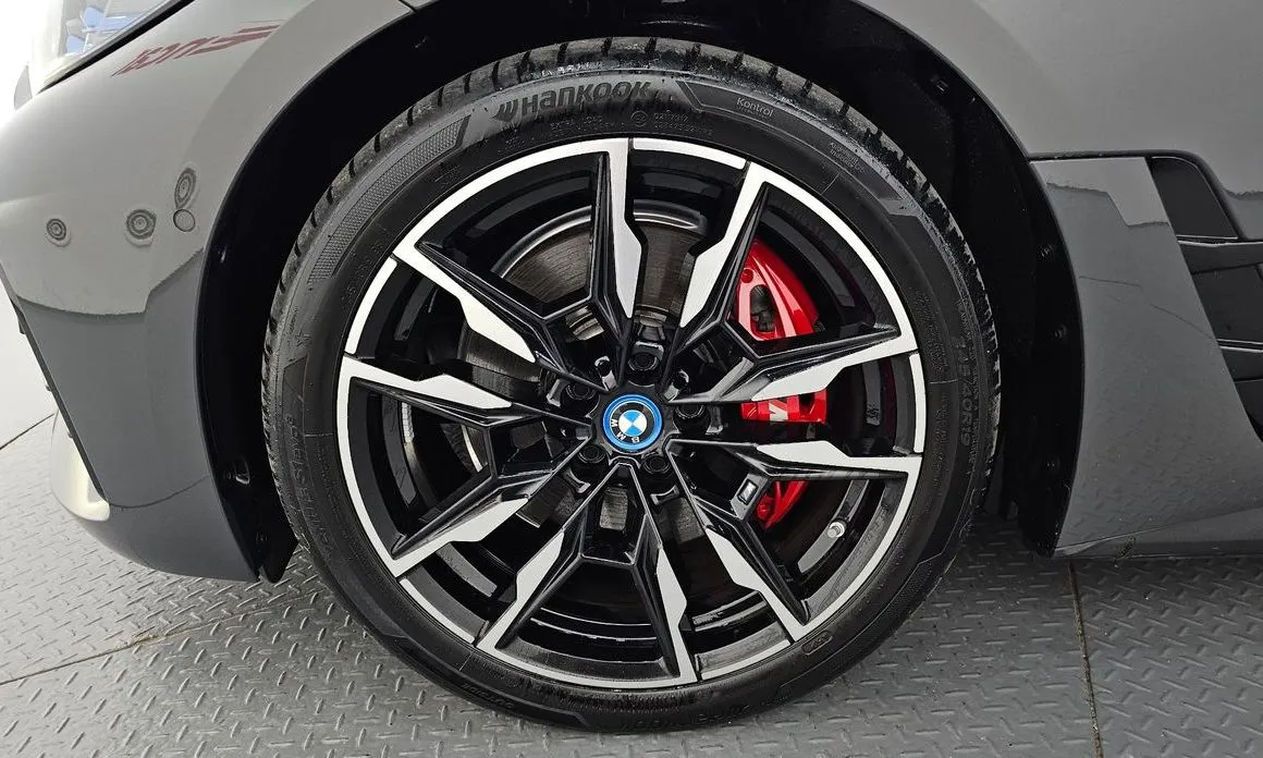 BMW i4 — фото 8