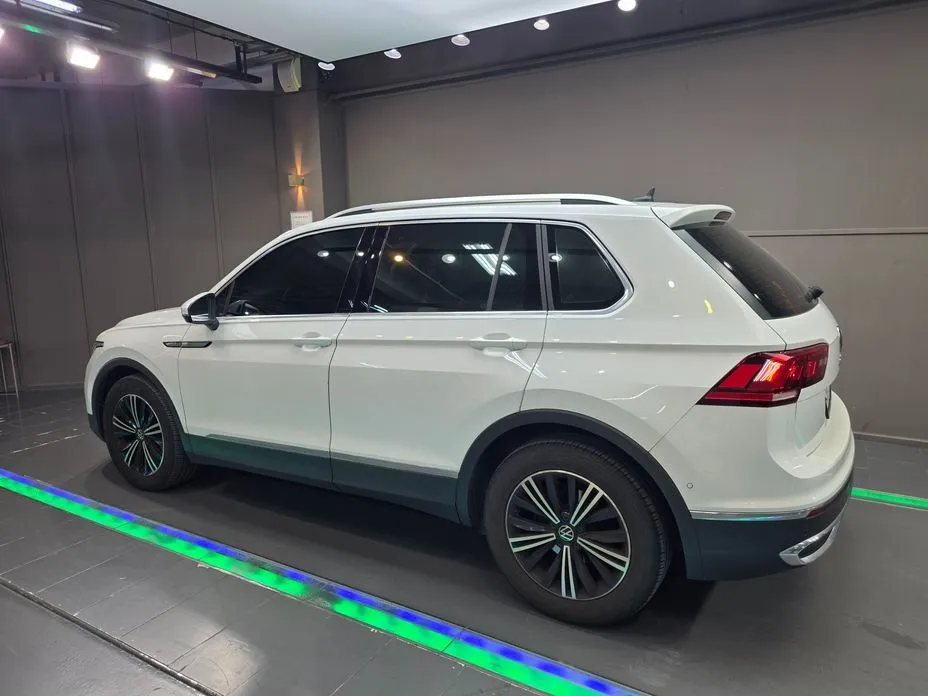 Volkswagen Tiguan — фото 8