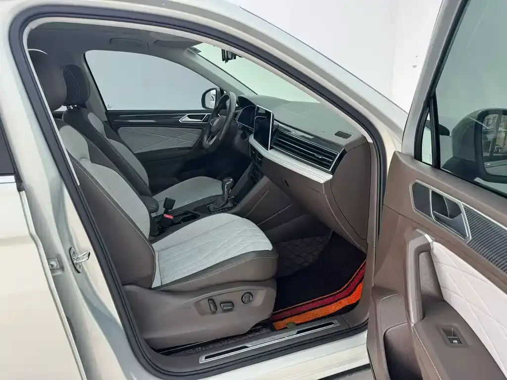 Volkswagen Tiguan L — фото 4