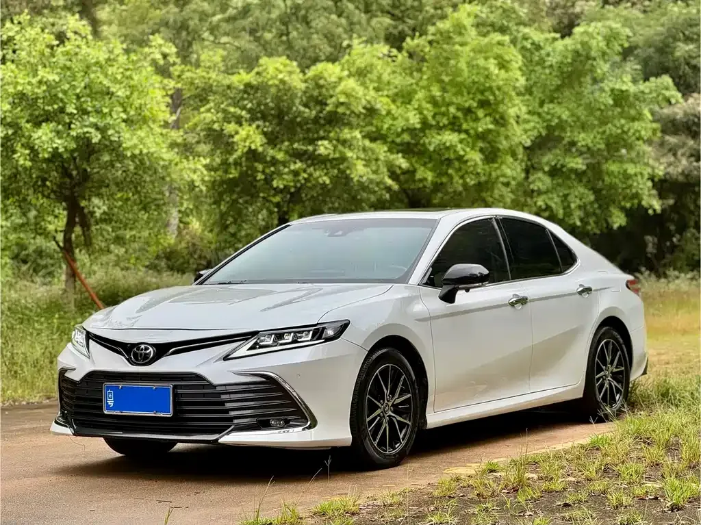 Toyota Camry — фото 1