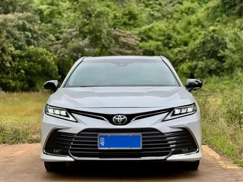 Toyota Camry — фото 2