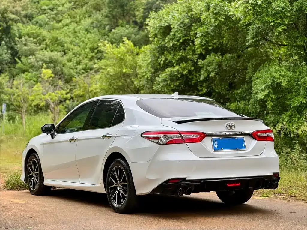 Toyota Camry — фото 6
