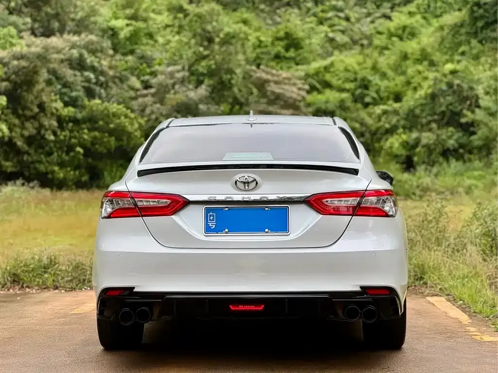 Toyota Camry — фото 5