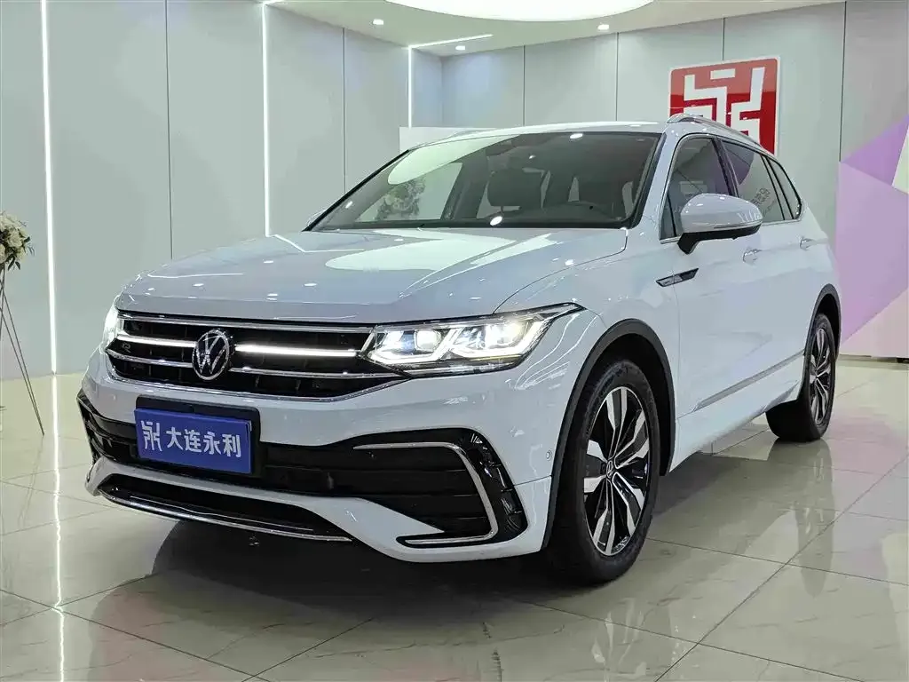 Volkswagen Tiguan L — фото 1
