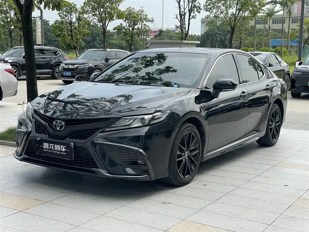 Toyota Camry — фото 1