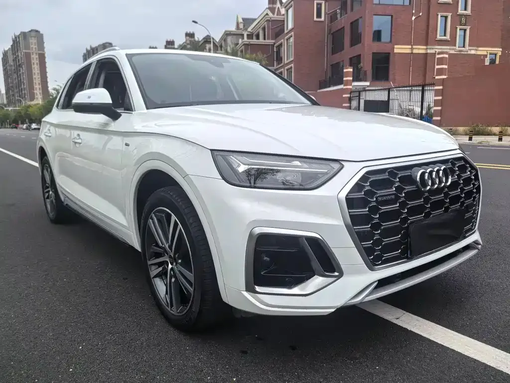 Audi Q5L — фото 1