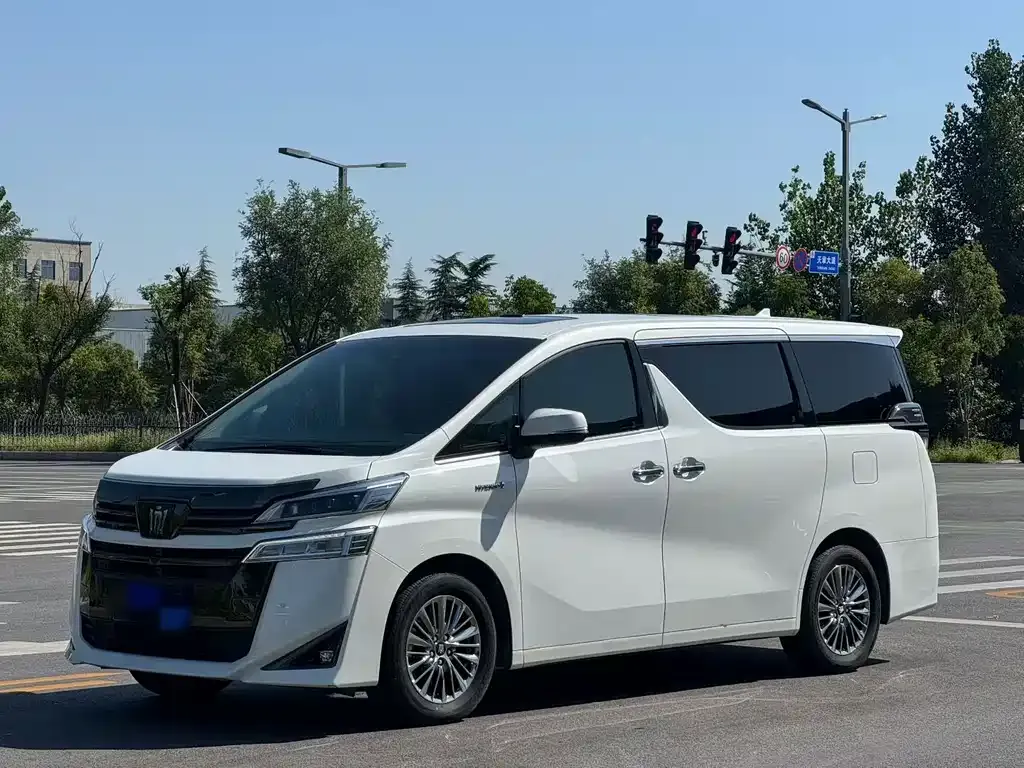 Toyota Vellfire — фото 1