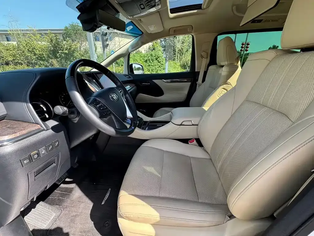 Toyota Vellfire — фото 2