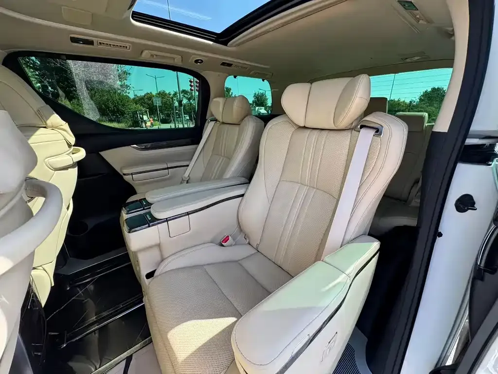 Toyota Vellfire — фото 7