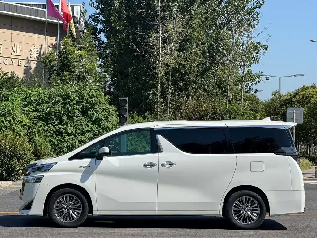 Toyota Vellfire — фото 3