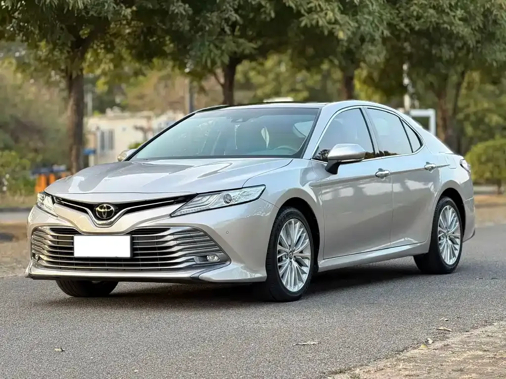 Toyota Camry — фото 1