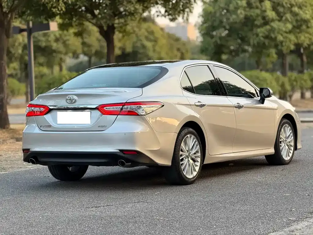 Toyota Camry — фото 8