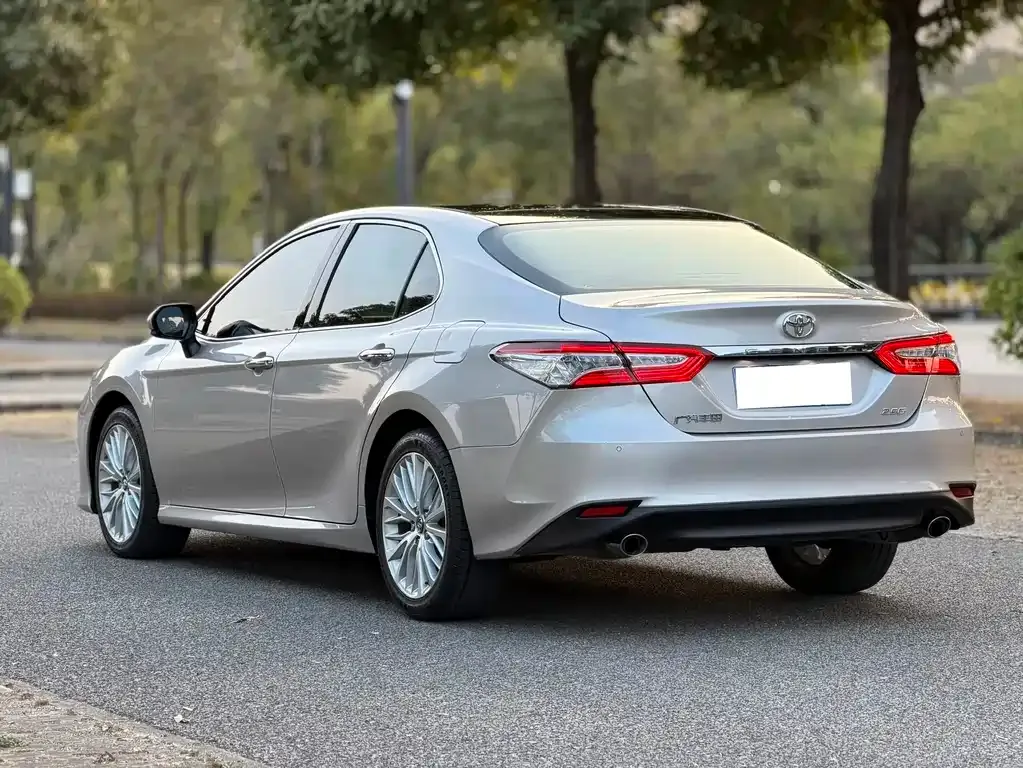 Toyota Camry — фото 10