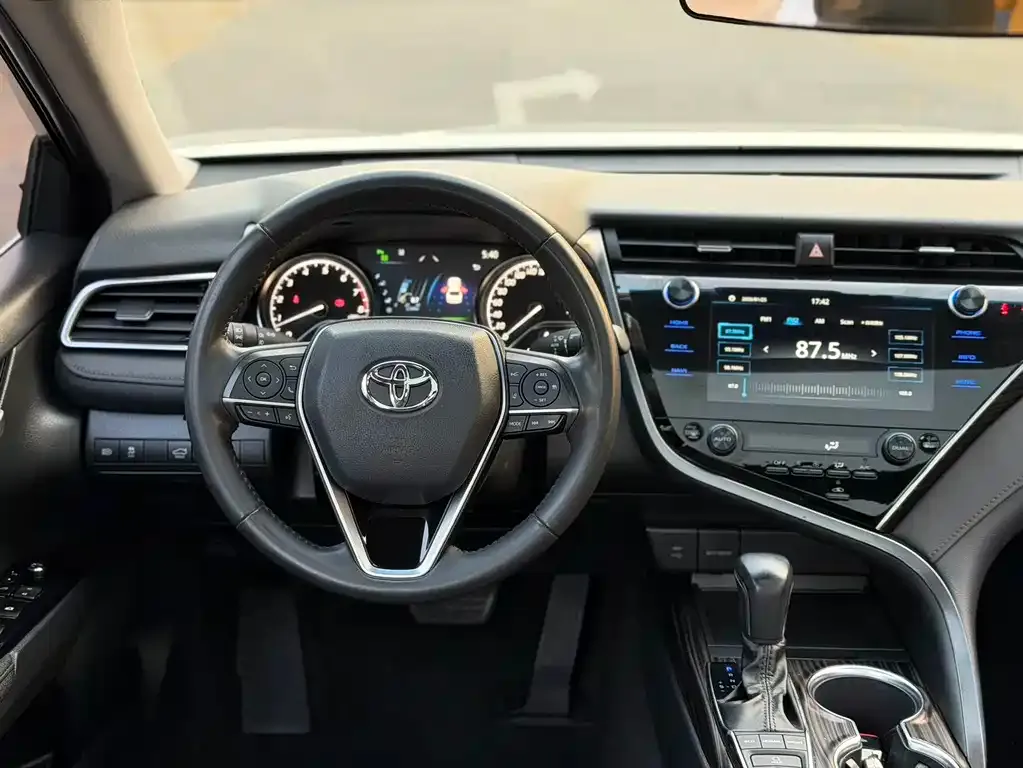 Toyota Camry — фото 3