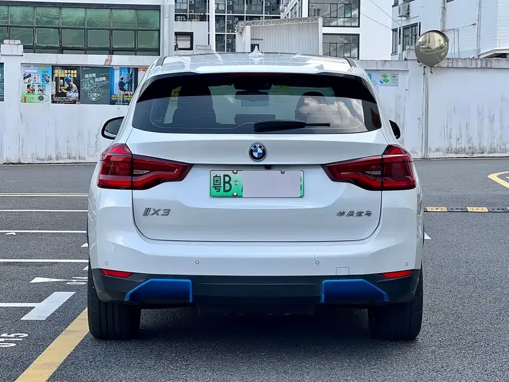 BMW iX3 — фото 8