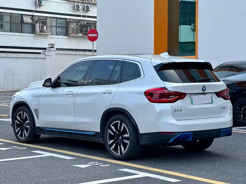 BMW iX3 — фото 3