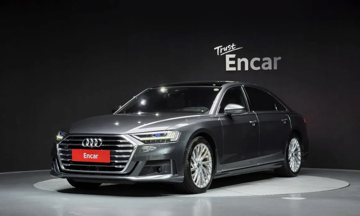 Audi A8 — фото 1