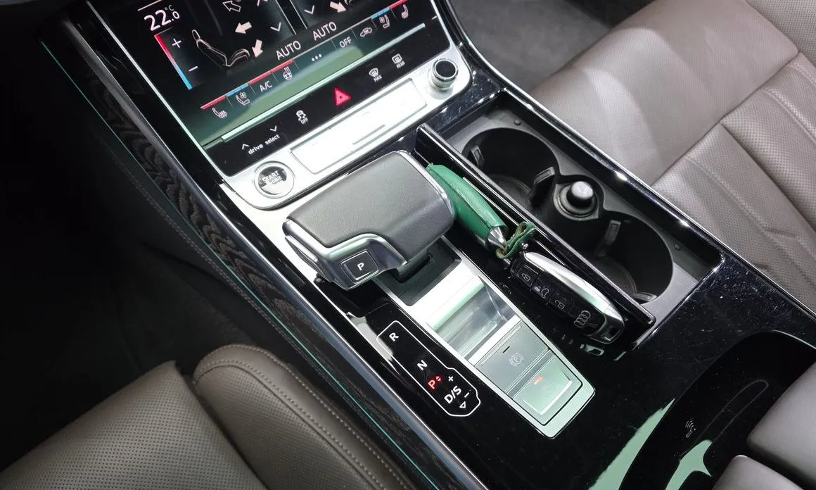 Audi A8 — фото 8