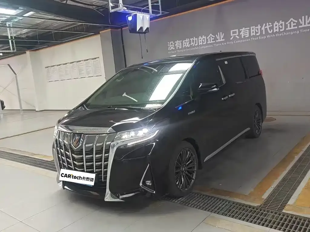 Toyota Alphard — фото 1