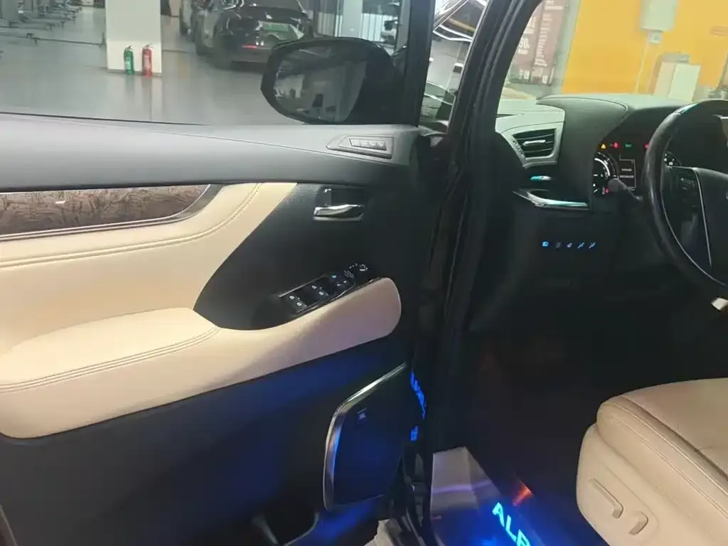 Toyota Alphard — фото 2