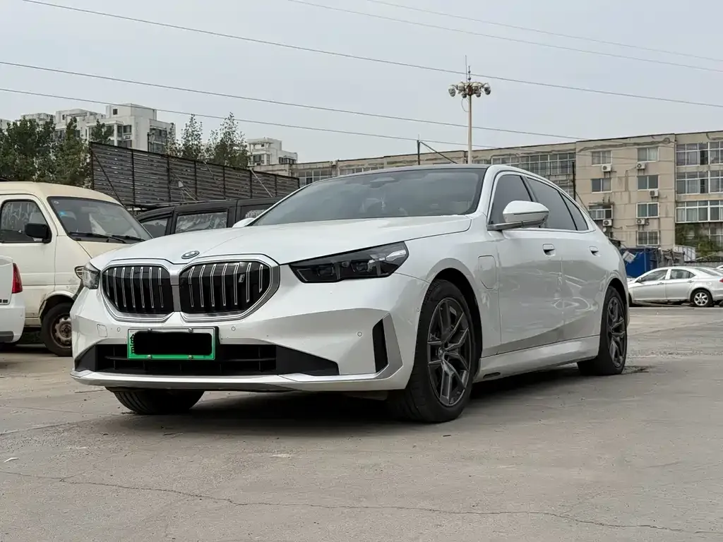 BMW i5 — фото 1
