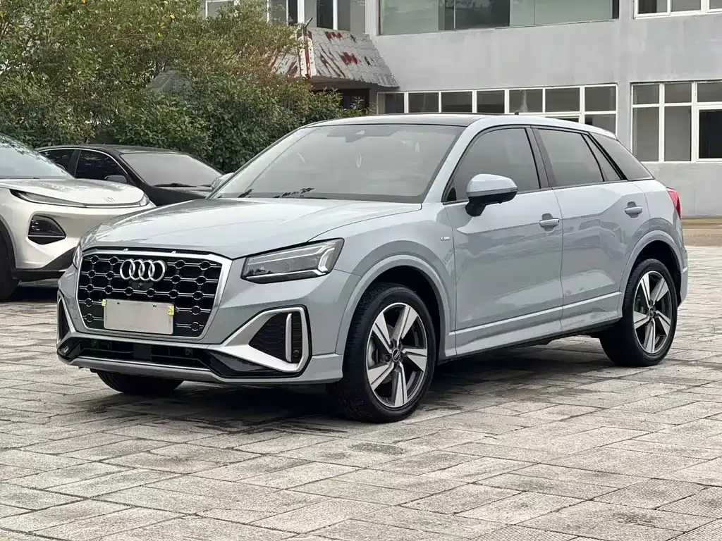 Audi Q2L — фото 1