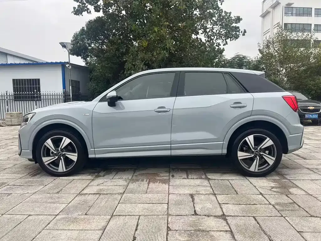 Audi Q2L — фото 10