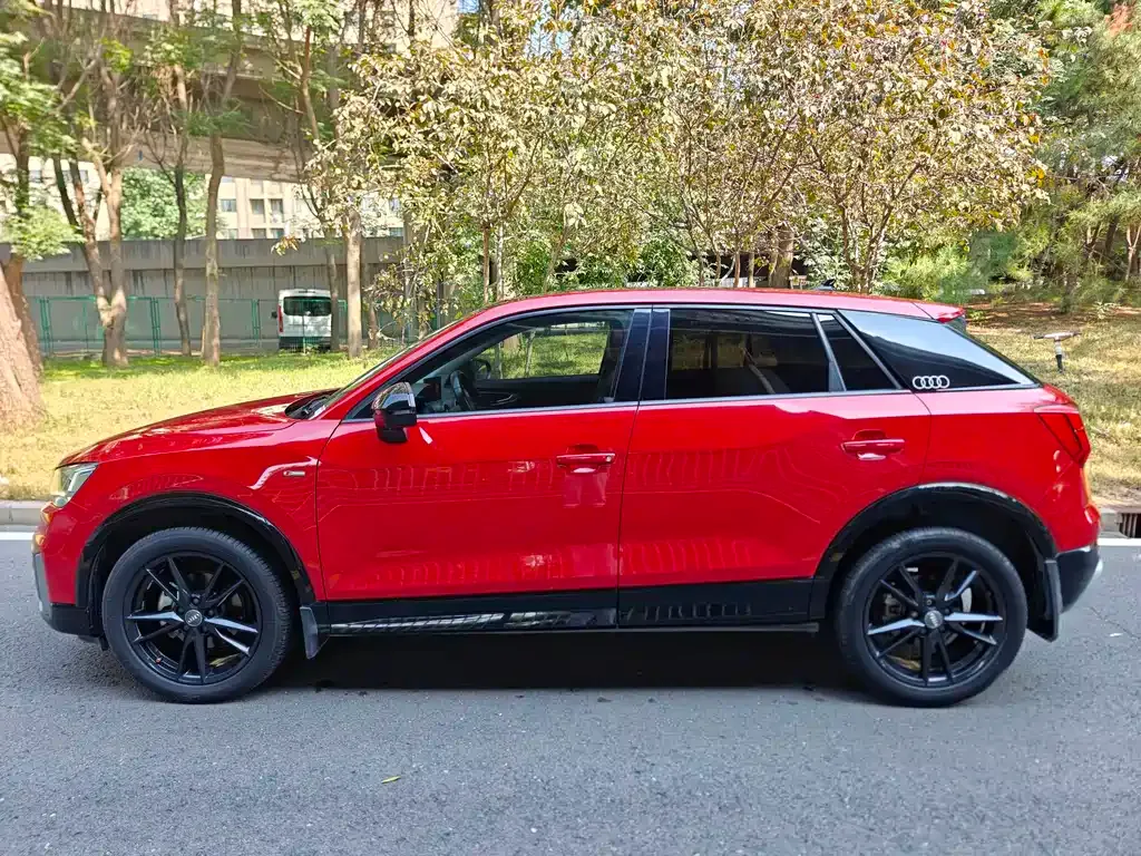 Audi Q2L — фото 10