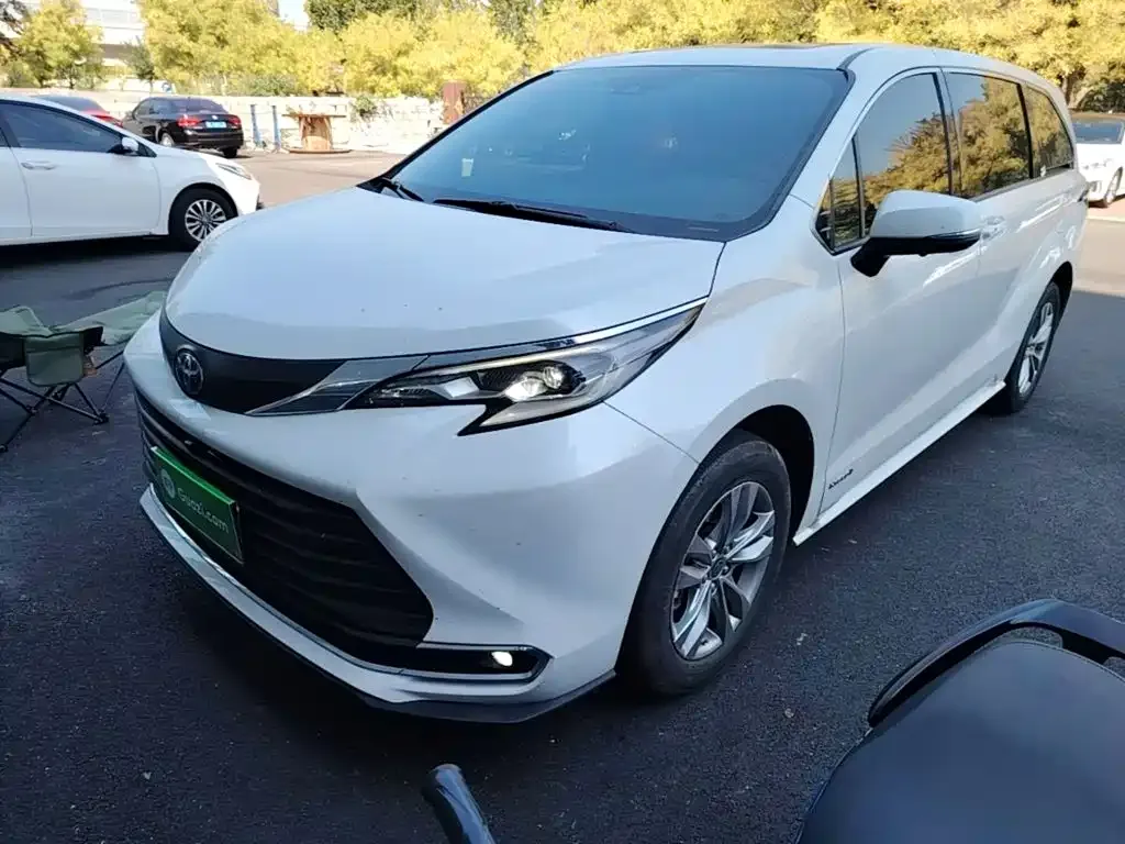 Toyota Sienna — фото 1